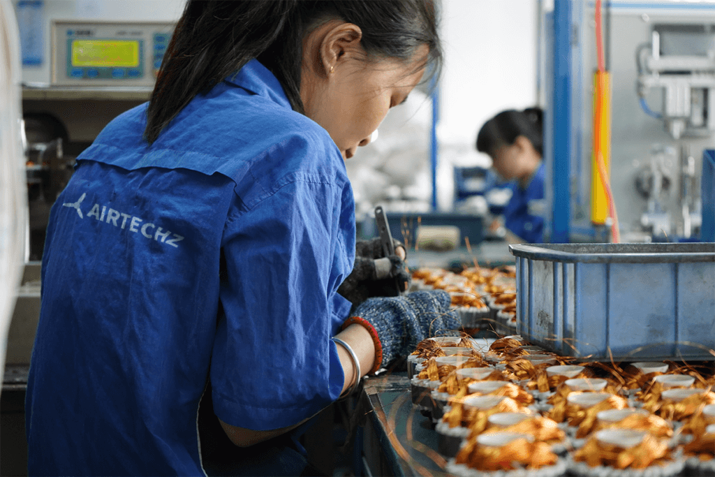 trabalhadores que fabricam motores de cortina de ar