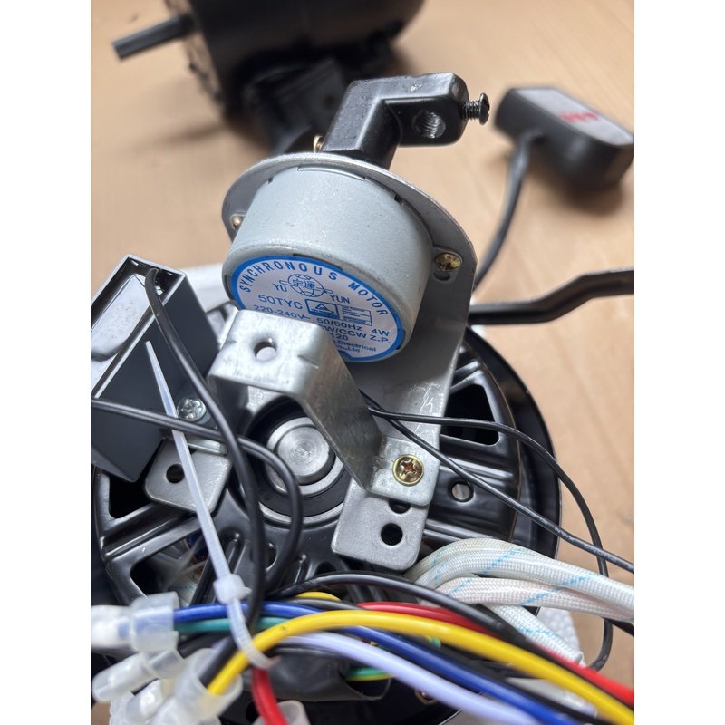 Synchronous motor used in a fan oscillation mechanism
